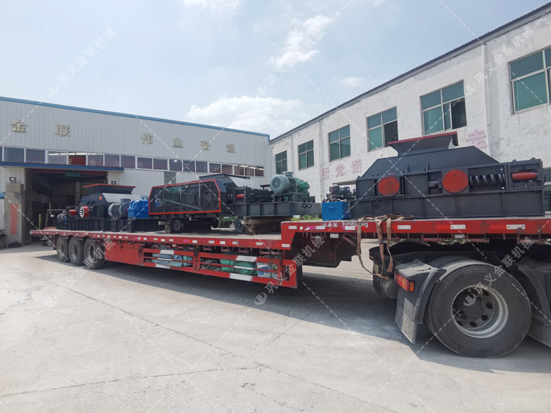 1200*1200雙齒輥破碎機(jī),兩臺(tái)900*900軌道移動(dòng)雙齒輥破碎機(jī)發(fā)往云南