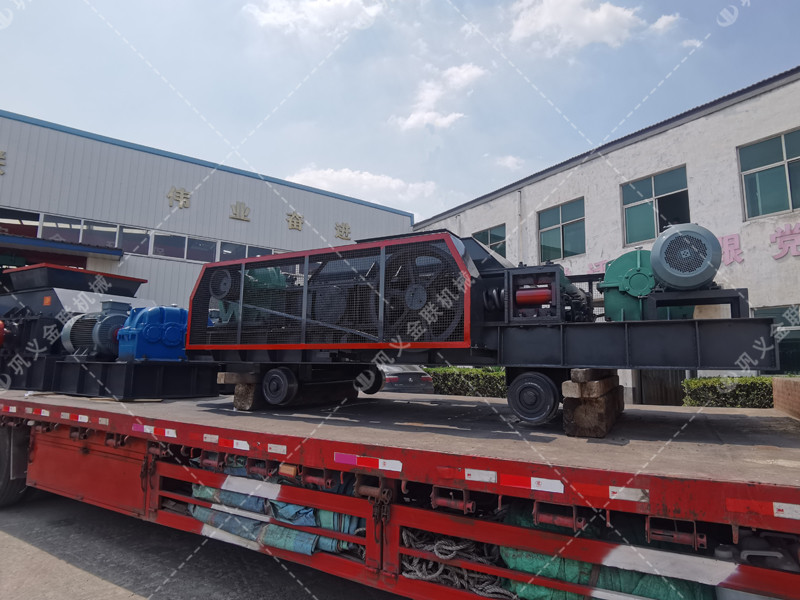 1200*1200雙齒輥破碎機(jī),兩臺(tái)900*900軌道移動(dòng)雙齒輥破碎機(jī)發(fā)往云南