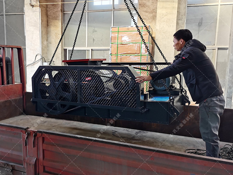 小型雙齒輥破碎機(jī)發(fā)往廣西百色破碎錳礦