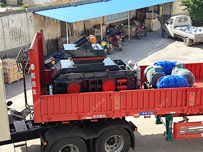 1000x700中型液壓對輥破碎機設(shè)備發(fā)貨