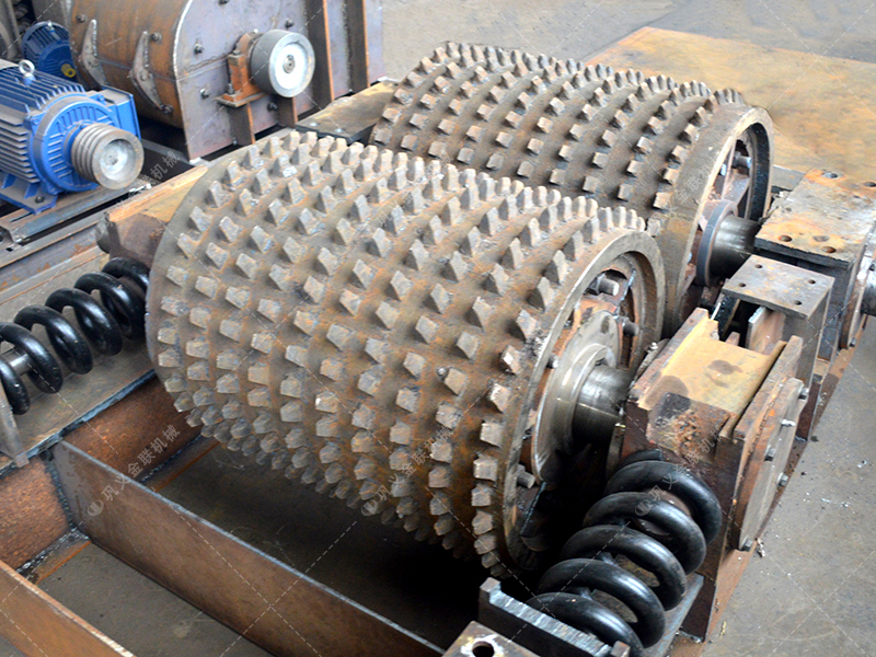 雙齒輥破碎機為什么被稱為“狼牙破碎機”?它真有那么厲害嗎? 雙齒輥破碎機為什么被稱為“狼牙破碎機”?它真有那么厲害嗎?