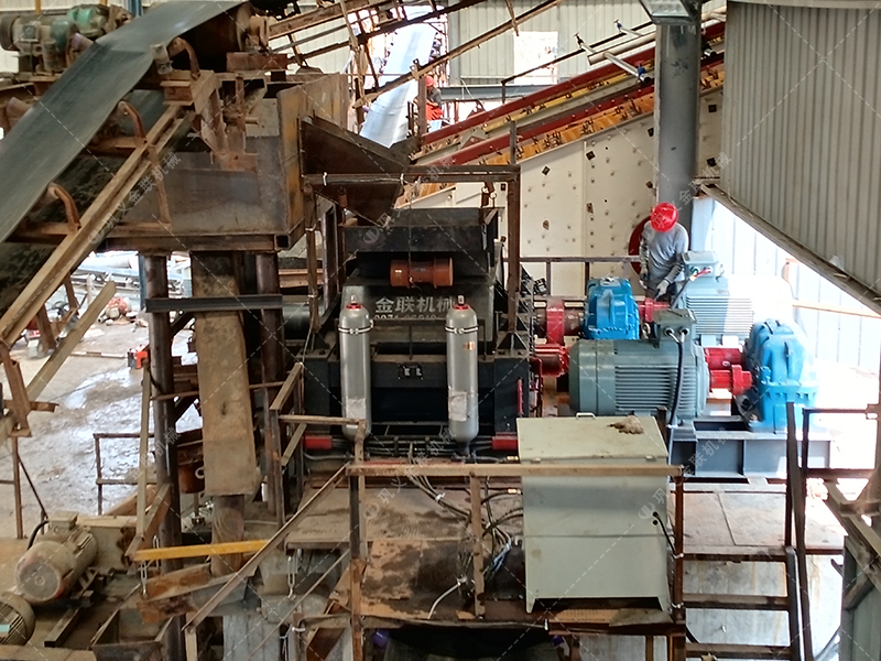 時產(chǎn)100噸和200噸的石灰石生產(chǎn)線，選擇的液壓對輥制砂機有何不同？